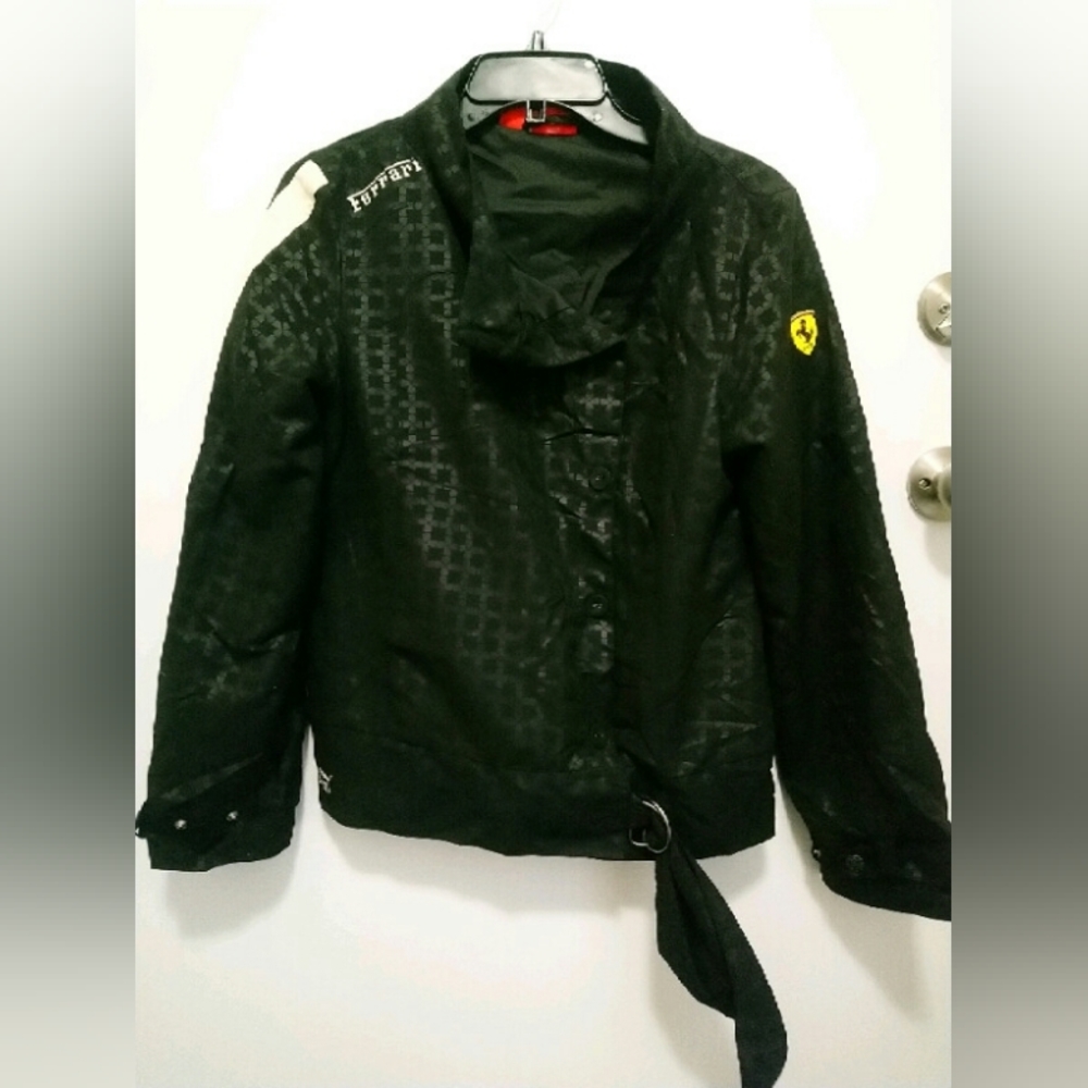 Scuderia FERRARI
Puma Black Women's Jacket very chic.